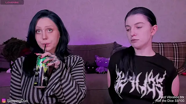 Snapshot of Threesomebabes chatting on June 12, 7:33 pm Threesomebabes online show from June 12, 7:33 pm