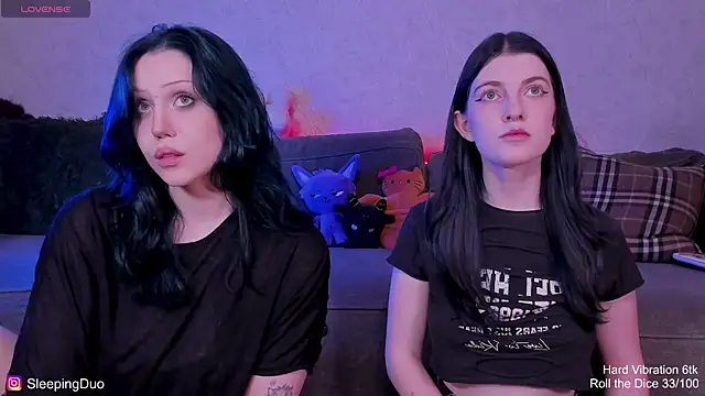 Snapshot of Threesomebabes chatting on June 16, 8:31 pm Threesomebabes online show from June 16, 8:31 pm