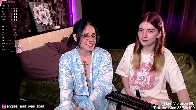 Snapshot of Threesomebabes chatting on September 29, 11:16 am Threesomebabes online show from September 29, 11:16 am