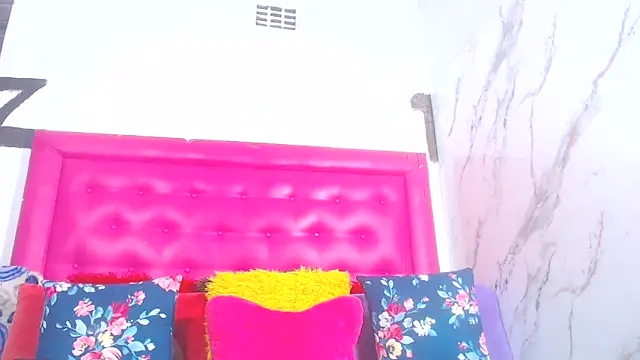 Snapshot of LoloQueen5 chatting on June 8, 8:20 pm LoloQueen5 online show from June 8, 8:20 pm