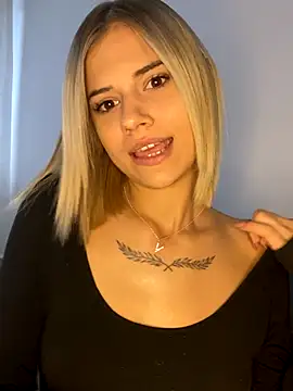 Snapshot of AishaKali chatting on October 3, 7:32 am AishaKali online show from October 3, 7:32 am