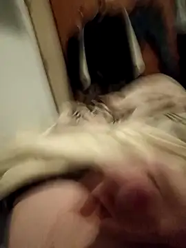 Snapshot of Empi19cm chatting on December 15, 6:19 am Empi19cm online show from December 15, 6:19 am