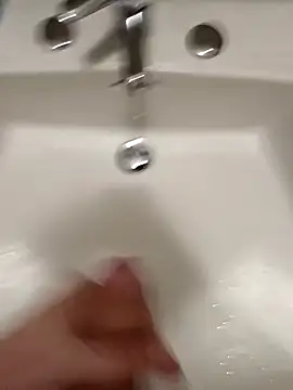 Snapshot of Empi19cm chatting on November 26, 7:14 pm Empi19cm online show from November 26, 7:14 pm