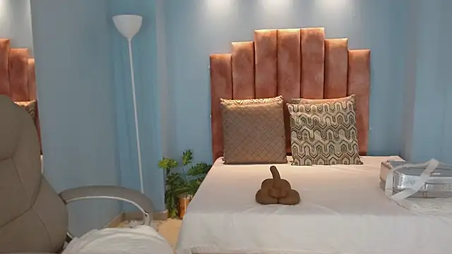 Milaa Star  online show from April 18, 3:53 am