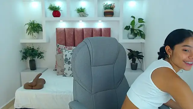 Milaa Star  online show from February 5, 3:35 am