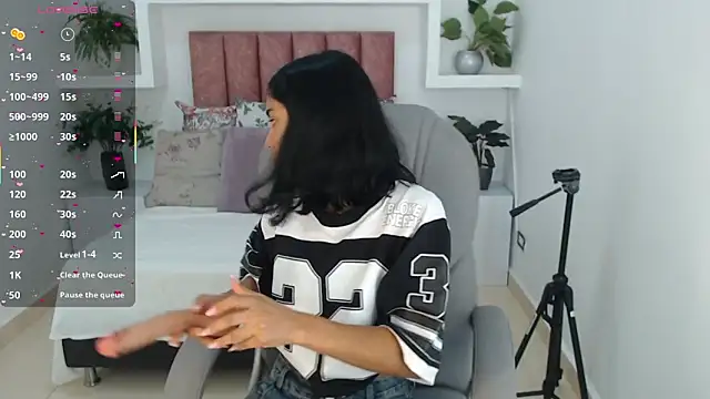 Milaa Star  online show from December 19, 3:21 am