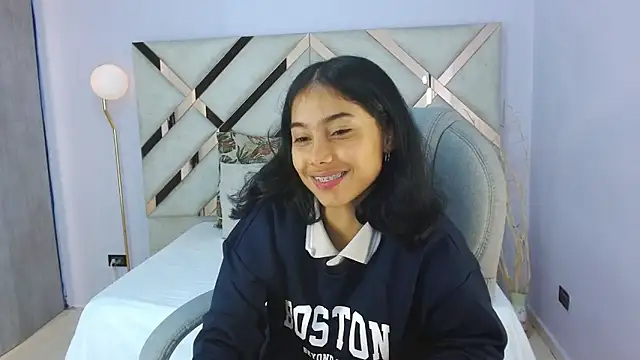 Milaa Star  online show from December 18, 3:44 am