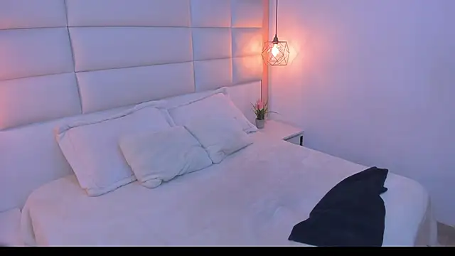 Salome Smitth 1 online show from April 8, 8:43 pm