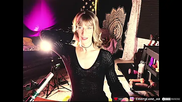 EmeryLune xo online show from June 10, 2:13 am