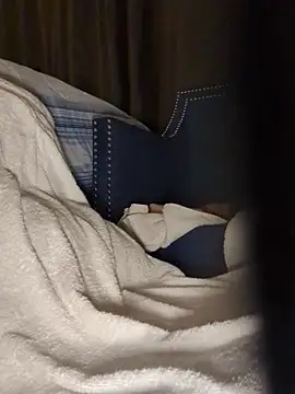 Snapshot of GRiZZLYBONE chatting on December 23, 8:24 am GRiZZLYBONE online show from December 23, 8:24 am