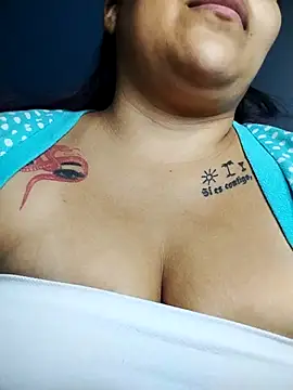 Snapshot of yelezia chatting on October 16, 10:01 am yelezia online show from October 16, 10:01 am