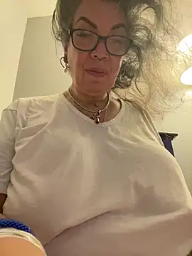 Snapshot of dieseldame1313 chatting on March 4, 8:46 am dieseldame1313 online show from March 4, 8:46 am