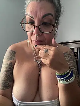 Snapshot of dieseldame1313 chatting on November 9, 7:40 pm dieseldame1313 online show from November 9, 7:40 pm