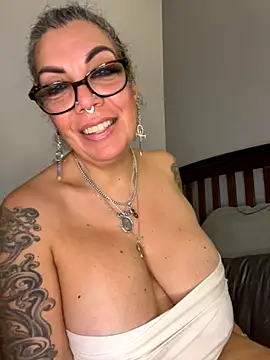 Snapshot of dieseldame1313 chatting on November 7, 12:15 am dieseldame1313 online show from November 7, 12:15 am