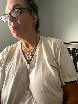 Snapshot of dieseldame1313 chatting on November 17, 1:37 pm dieseldame1313 online show from November 17, 1:37 pm