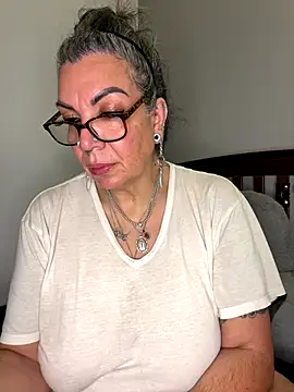 Snapshot of dieseldame1313 chatting on November 6, 1:42 am dieseldame1313 online show from November 6, 1:42 am