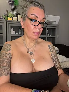 dieseldame1313 online show from January 12, 7:04 am