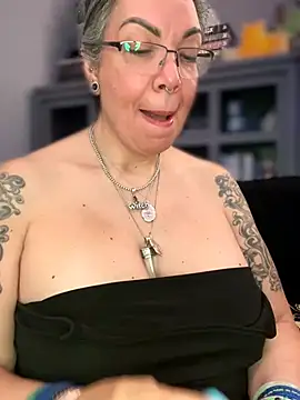 dieseldame1313 online show from March 10, 7:23 am