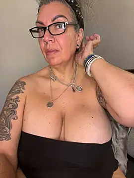 Snapshot of dieseldame1313 chatting on November 24, 9:42 am dieseldame1313 online show from November 24, 9:42 am