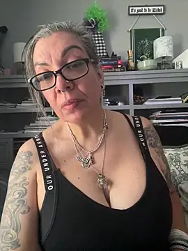 dieseldame1313 online show from May 14, 11:24 pm