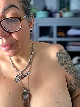 dieseldame1313 online show from March 19, 5:24 pm