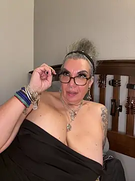 Snapshot of dieseldame1313 chatting on October 30, 1:37 am dieseldame1313 online show from October 30, 1:37 am