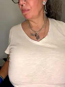 Snapshot of dieseldame1313 chatting on December 3, 3:07 am dieseldame1313 online show from December 3, 3:07 am