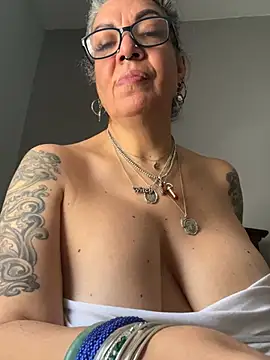 dieseldame1313 online show from March 3, 6:24 pm