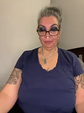 Snapshot of dieseldame1313 chatting on November 12, 1:10 am dieseldame1313 online show from November 12, 1:10 am