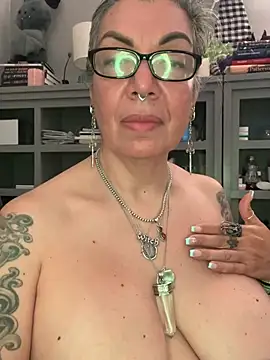 dieseldame1313 online show from May 4, 5:00 am