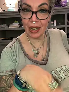 dieseldame1313 online show from April 1, 2:24 am