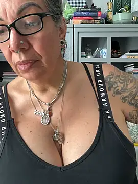 dieseldame1313 online show from June 18, 10:26 pm