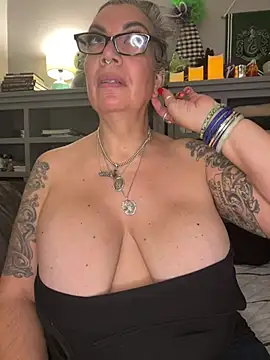 dieseldame1313 online show from January 10, 11:55 pm