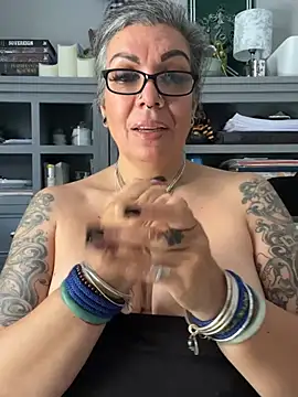 dieseldame1313 online show from April 5, 10:16 pm