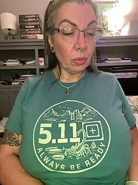 dieseldame1313 online show from April 23, 11:50 pm