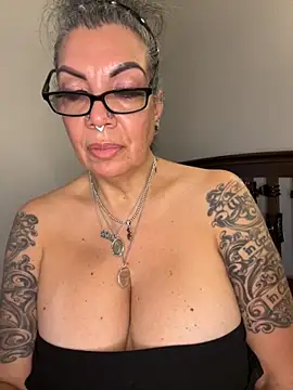 Snapshot of dieseldame1313 chatting on October 25, 10:43 pm dieseldame1313 online show from October 25, 10:43 pm