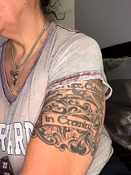 Snapshot of dieseldame1313 chatting on December 1, 5:19 am dieseldame1313 online show from December 1, 5:19 am