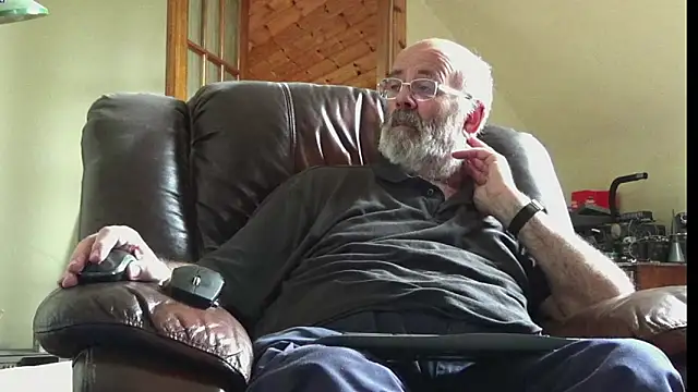 Snapshot of janzer13 chatting on June 7, 1:49 pm janzer13 online show from June 7, 1:49 pm