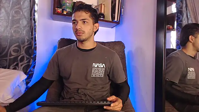 ArturoCardona  online show from April 1, 12:06 pm