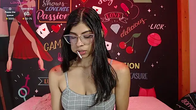 Lola Pierce online show from November 10, 11:59 am