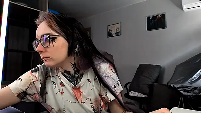 Snapshot of HighelikeGirl chatting on October 2, 8:29 am HighelikeGirl online show from October 2, 8:29 am