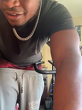 Snapshot of KeYBuMp323 chatting on February 1, 3:32 pm KeYBuMp323 online show from February 1, 3:32 pm