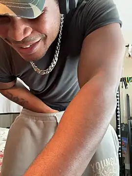 Snapshot of KeYBuMp323 chatting on February 13, 5:02 pm KeYBuMp323 online show from February 13, 5:02 pm