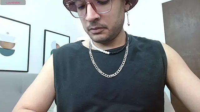 Snapshot of __Damian___ chatting on November 7, 11:30 pm Damian online show from November 7, 11:30 pm