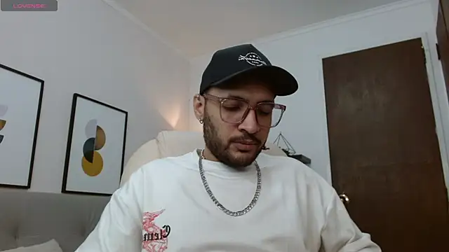 Snapshot of __Damian___ chatting on November 2, 10:37 pm Damian online show from November 2, 10:37 pm