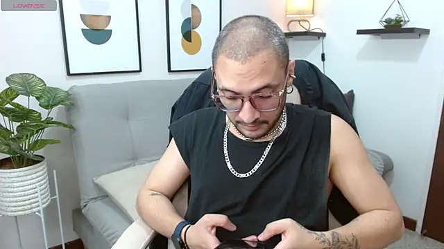 Snapshot of __Damian___ chatting on October 22, 12:54 am Damian online show from October 22, 12:54 am