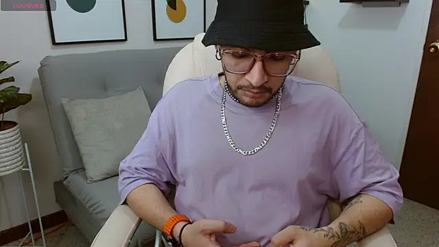 Snapshot of __Damian___ chatting on November 15, 1:09 am Damian online show from November 15, 1:09 am