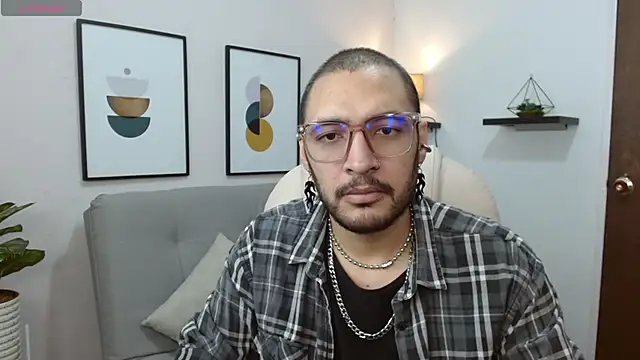 Snapshot of __Damian___ chatting on November 4, 11:30 pm Damian online show from November 4, 11:30 pm