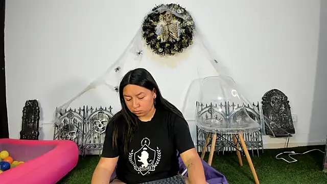 Snapshot of BellaRoux1 chatting on September 25, 12:11 pm BellaRoux1 online show from September 25, 12:11 pm