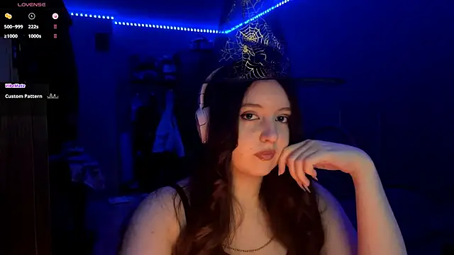 LauretteRagar online show from October 31, 7:21 pm